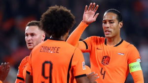Joshua Zirkzee scored the winning goal as the Netherlands beat Serbia to move top of their Nations League group.