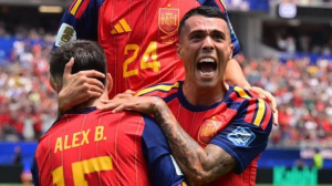 Spain won a knockout match at the men's World Cup for the first time in 16 years as they cruised past Austria in Los Angeles to reach the last 16.