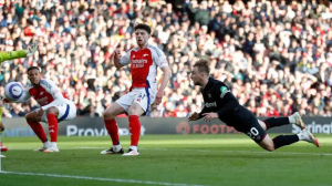 Arsenal missed the chance to close the gap on Premier League leaders Liverpool as West Ham ended a four-match winless run with a stunning victory at Emirates Stadium.