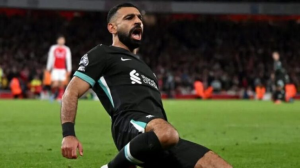 Mohamed Salah's late equaliser gave Liverpool a point against Premier League title rivals Arsenal in an eventful encounter at Emirates Stadium.