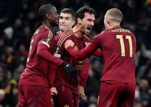 Veteran defender Mats Hummels snatched a late equaliser for Claudio Ranieri's Roma to frustrate Tottenham in the Europa League.